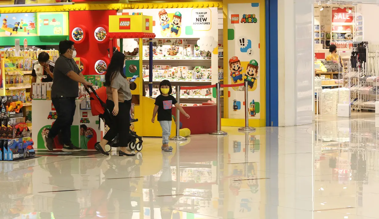 Seorang anak berada di pusat perbelanjaan Senayan city, Jakarta, Rabu (22/9/2021). Pemerintah mulai mengizinkan anak usia kurang dari 12 tahun memasuki pusat perbelanjaan dengan pengawasan orang tua di lima kota yaitu Jakarta, Bandung, Semarang, Yogyakarta dan Surabaya. (Liputan6.com/Herman Zakharia