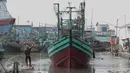 Sejumlah kapal yang terparkir di Unit Docking Kapal Perikanan kawasan Muara Angke, Jakarta, Senin (9/11/2015). Kapal tersebut akan mendapat perawatan untuk menjamin keamanan dan keselamatan para nelayan (Liputan6.com/Angga Yuniar)