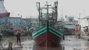 Sejumlah kapal yang terparkir di Unit Docking Kapal Perikanan kawasan Muara Angke, Jakarta, Senin (9/11/2015). Kapal tersebut akan mendapat perawatan untuk menjamin keamanan dan keselamatan para nelayan (Liputan6.com/Angga Yuniar)