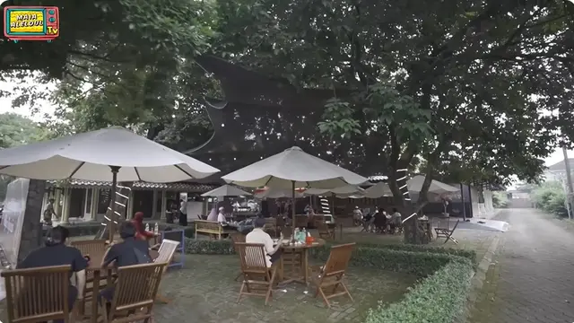 7 Potret Halaman Rumah Mandra yang Luas, Ada Warung Makan Betawi Autentik