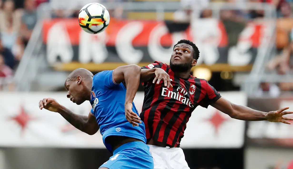 Gelandang AC Milan, Franck Kessie berebut bola udara dengan pemain Fiorentina Bryan Dabo saat bertanding pada lanjutan Liga Serie A Italia di stadion San Siro (20/5). Milan menang besar atas Fiorentina 5-1. (AP Photo/Antonio Calanni)
