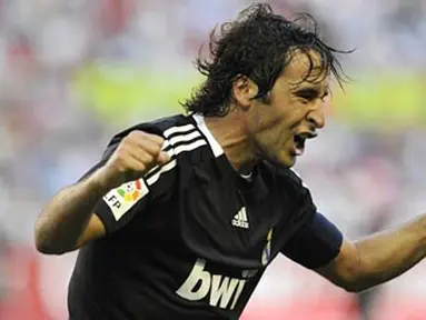 Real Madrid&#039;s Raul Gonzalez celebrates after scoring his second goal against Sevilla during their Spanish league football match at Sanchez Pizjuan stadium in Sevilla, on April, 26, 2009. AFP PHOTO / CRISTINA QUICLER 