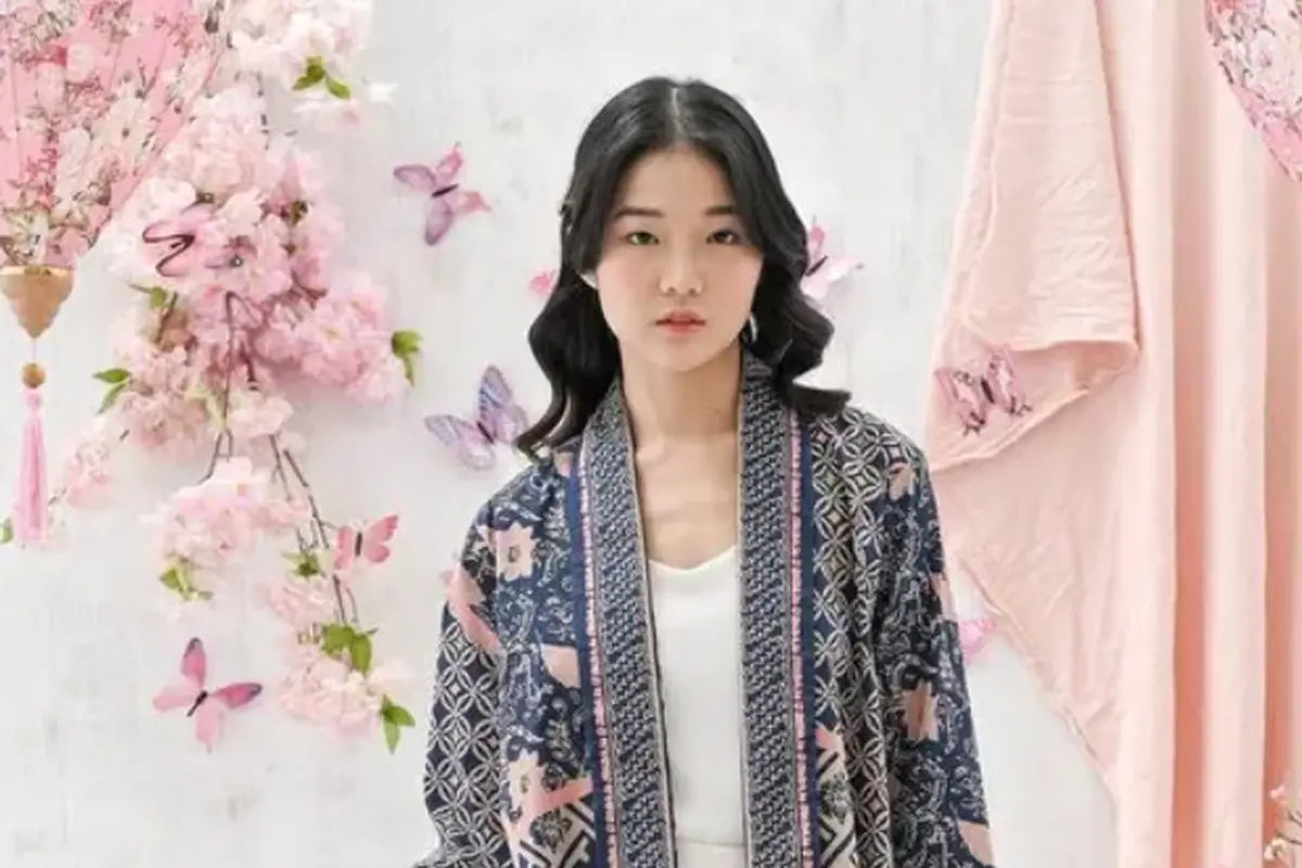 Model baju wanita batik kombinasi polos