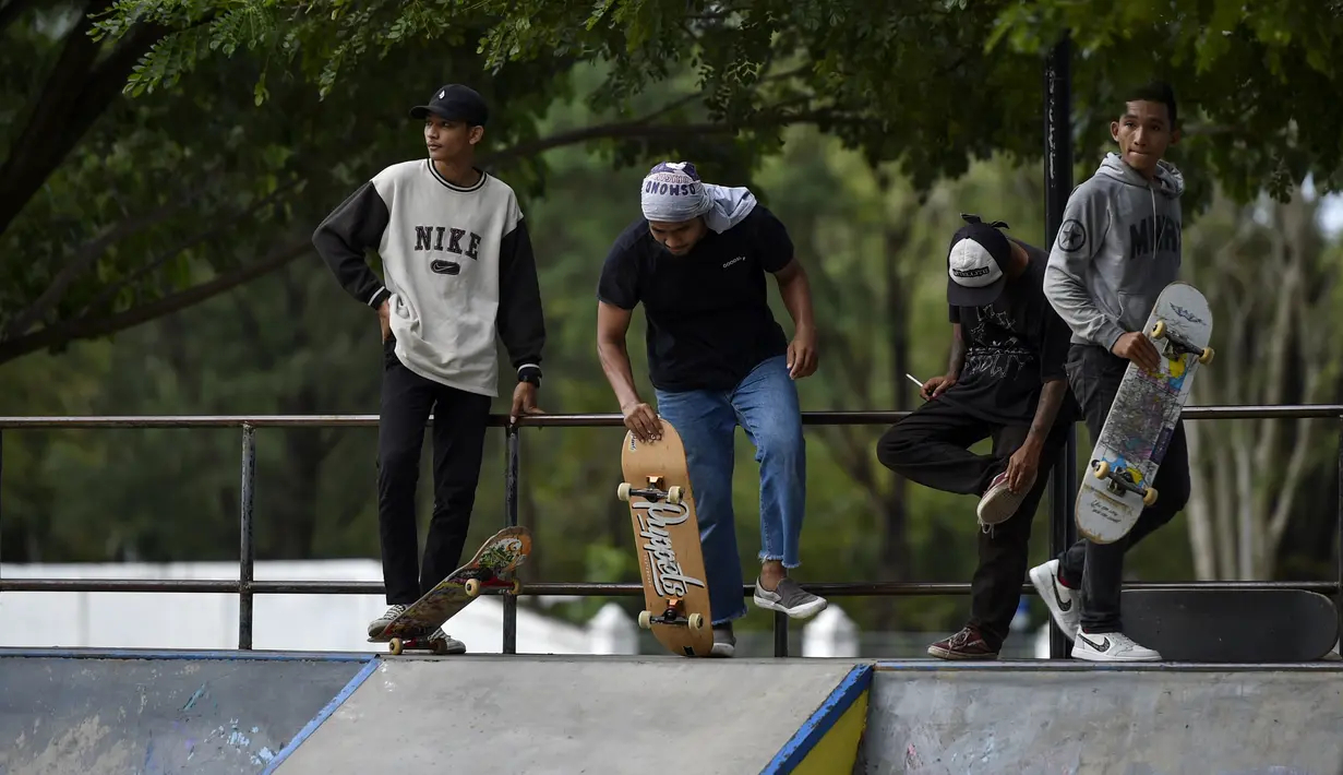 Sejumlah Pemain skateboard bersiap untuk berlatih di taman skate di Banda Aceh (8/11/2020). (AFP/Chaideer Mahyuddin)