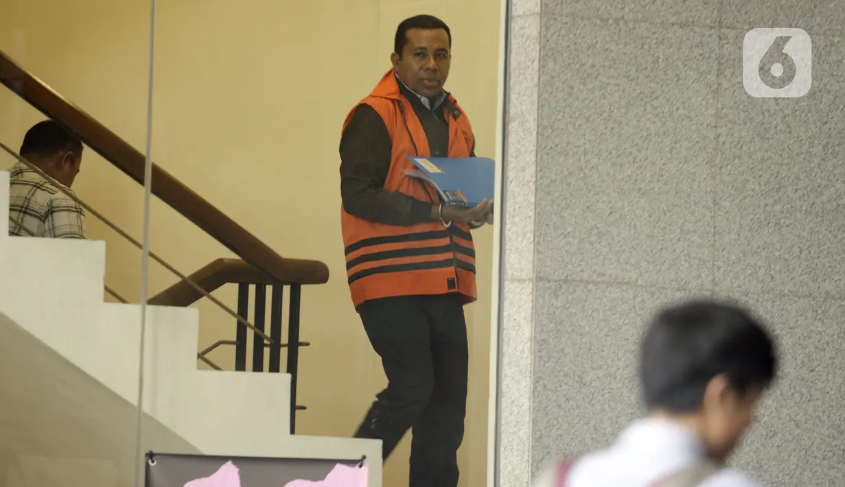 Kepala Bagian Unit Layanan Pengadaan nonaktif, Sanadjihitu Sangadji akan menjalani pemeriksaan oleh penyidik di Gedung KPK, Jakarta, Senin (2/3/2020). Sanadjihitu Sangadji diperiksa sebagai tersangka terkait atas dugaan menerima suap proyek infrastruktur di Dinas PUPR Kabupaten Sidoarjo. (m
