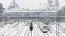 Suasana di stasiun utama kereta api di Munich yang terturup salju, Jerman (18/4). Hujan salju yang melanda kawasan ini tidak menyurutkan warga untuk tetap beraktivitas. (AFP PHOTO / dpa / Matthias Balk / Jerman OUT)