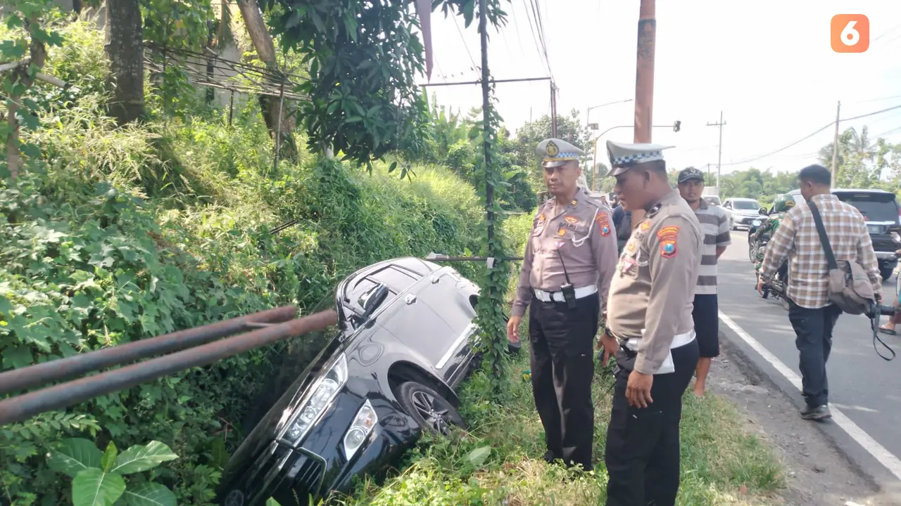 Kecelakaan lalu lintas melibatkan mobil Kanit Reskrim Polsek Pesanggaran  di Jalan Raya Banyuwangi- Jember (Hermawan Arifianto/Liputan6.com)