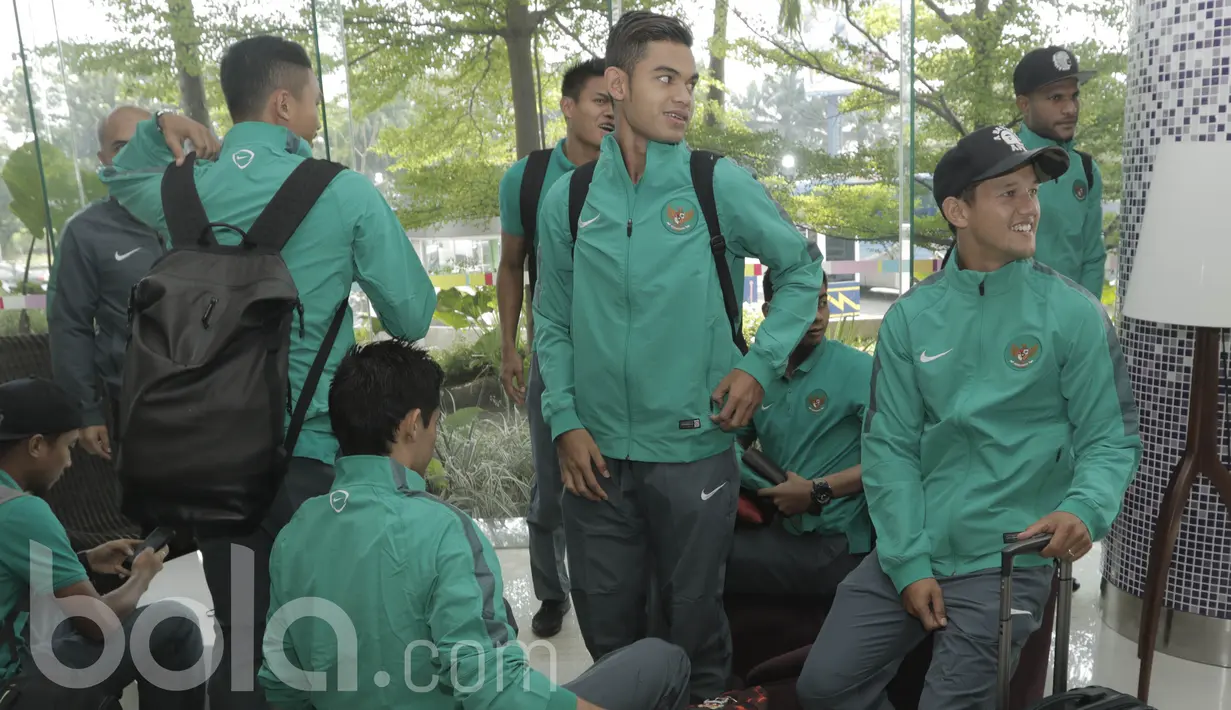 Sejumlah pemain Timnas Indonesia U-22 jelang keberangkatan ke Kamboja di Jakarta, Senin (05/06/2017). Timnas Indonesia U-22 akan menghadapi laga uji coba melawan Kamboja pada 8 Juni 2017. (Bola.com/M Iqbal Ichsan)