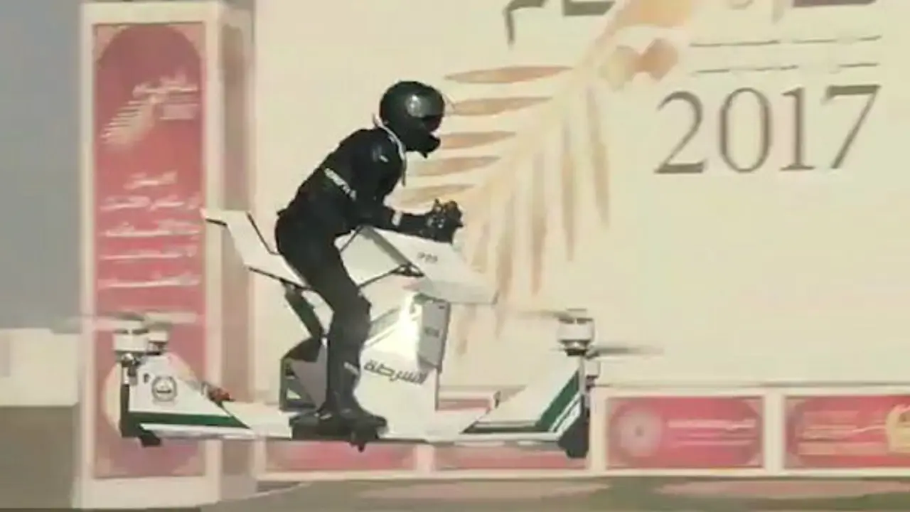 Polisi Dubai menggunakan sepeda motor terbang. (Hoversurf Official)