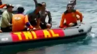 Tim SAR melanjutkan penyisiran dan pencarian korban di dalam bangkai kapal, pencarian sempat terganggu kuatnya arus di Selat Bali.