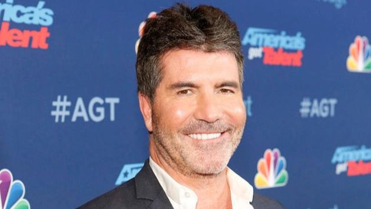 Lahir di Lambeth, London, pada  7 Oktober 1959, Simon Cowell dibesarkan di Elstree, Hertfordshire.