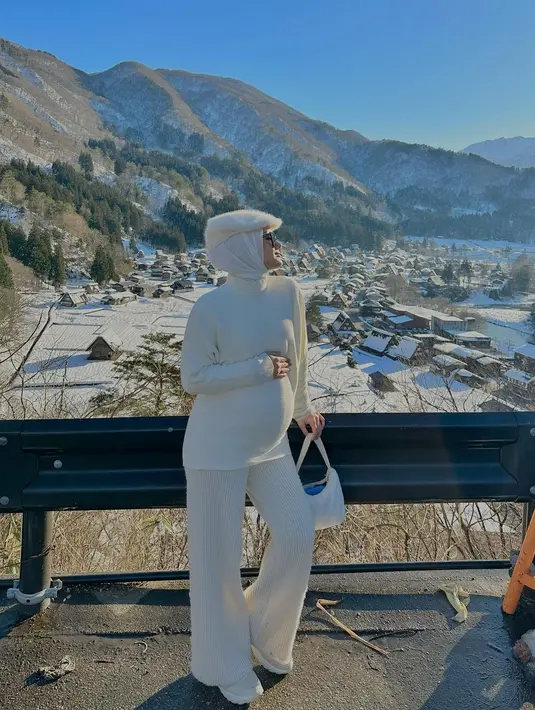 Tampilan minimalis Dinda Hauw dengan turtleneck, celana kulot dan topi baret serba putih bisa jadi pilihan. @dindahw.