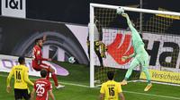 Penjaga gawang Dortmund Roman Buerki melakukan penyelamatan selama pertandingan sepak bola Bundesliga Jerman antara Borussia Dortmund dan Bayern Munich di Dortmund, Jerman, Sabtu, 7 November 2020. (Foto AP / Martin Meissner, Pool)