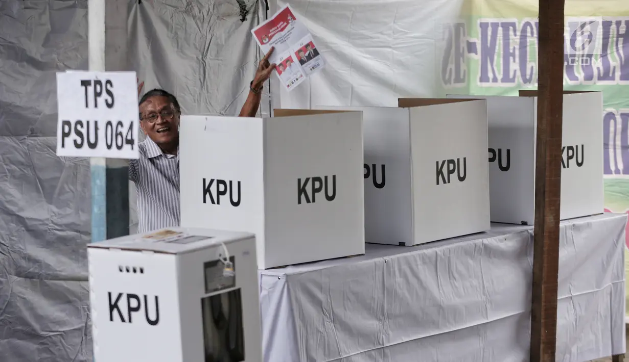 Warga melakukan pencoblosan surat suara Pemilu 2019 saat Pemungutan Suara Ulang (PSU) di TPS 064  Kelurahan Rawamangun,  Jakarta Timur, Sabtu (27/4). Pelaksanaan PSU di TPS itu karena banyaknya pemilih yang menggunakan e-KTP tanpa memiliki A5 saat hari pencoblosan. (Liputan6.com/Faizal Fanani)