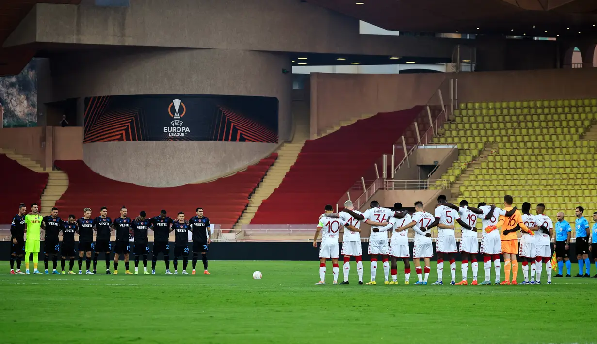 Pemain AS Monaco dan Trabzonspor mengheningkan cipta untuk mengenang para korban tragedi Kanjuruhan jelang pertandingan sepak bola Grup H Liga Europa di Stadion Louis II (Stade Louis II), Kerajaan Monako, 6 Oktober 2022. (Valery HACHE/AFP)