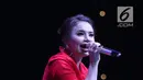 Penampilan Rossa selama acara Indonesia Young Entrepreneur Summit 2018 di Ciputra Artpreneur World, Jakarta, Minggu (28/10). Rossa membawakan lagu Tegar, Ku Menunggu, Jangan Hilangkan Dia, Ayat Ayat Cinta, Pudar dan Sakura. (Liputan6.com/Fery Pradolo)
