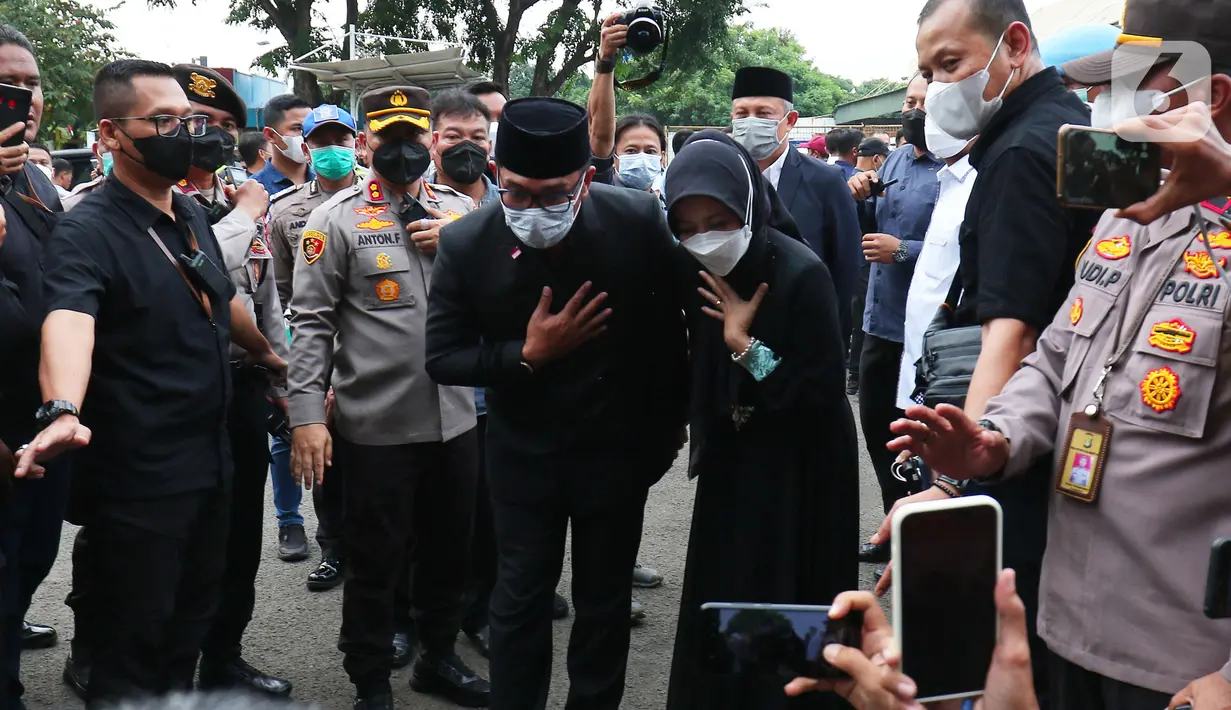 <p>Gubernur Jawa Barat Ridwan Kamil dan istri Atalia Praratya menyapa awak media usai menerima jenazah putranya Emmeril Kahn Mumtadz atau Eril di Bandara Soekarno-Hatta, Minggu (12/6). Ridwan Kamil langsung membawa jenazah Eril menuju Bandung Jawa Barat untuk di makamkan. (Liputan6.com/Angga Yuniar)</p>