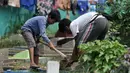 Anak-anak membersihkan makam di TPU Cipinang Baru, Jakarta, Minggu (5/5/2019). Jasa Ngoret ini dilakukan atas keinginan anak-anak tersebut bukan karena paksaan dan sebagian mereka menyisihkan hasilnya untuk membantu orang tua. (merdeka.com/Iqbal S. Nugroho)