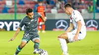 Egy Maulana Vikri membela Lechia Gdansk melawan Gornik Zabrze pada pekan ketiga Ekstraklasa Liga Polandia, di Stadion Arena Zabrze, Zabrze, Minggu (14/9/2020) dini hari WIB. (Dok website Lechia Gdanks).