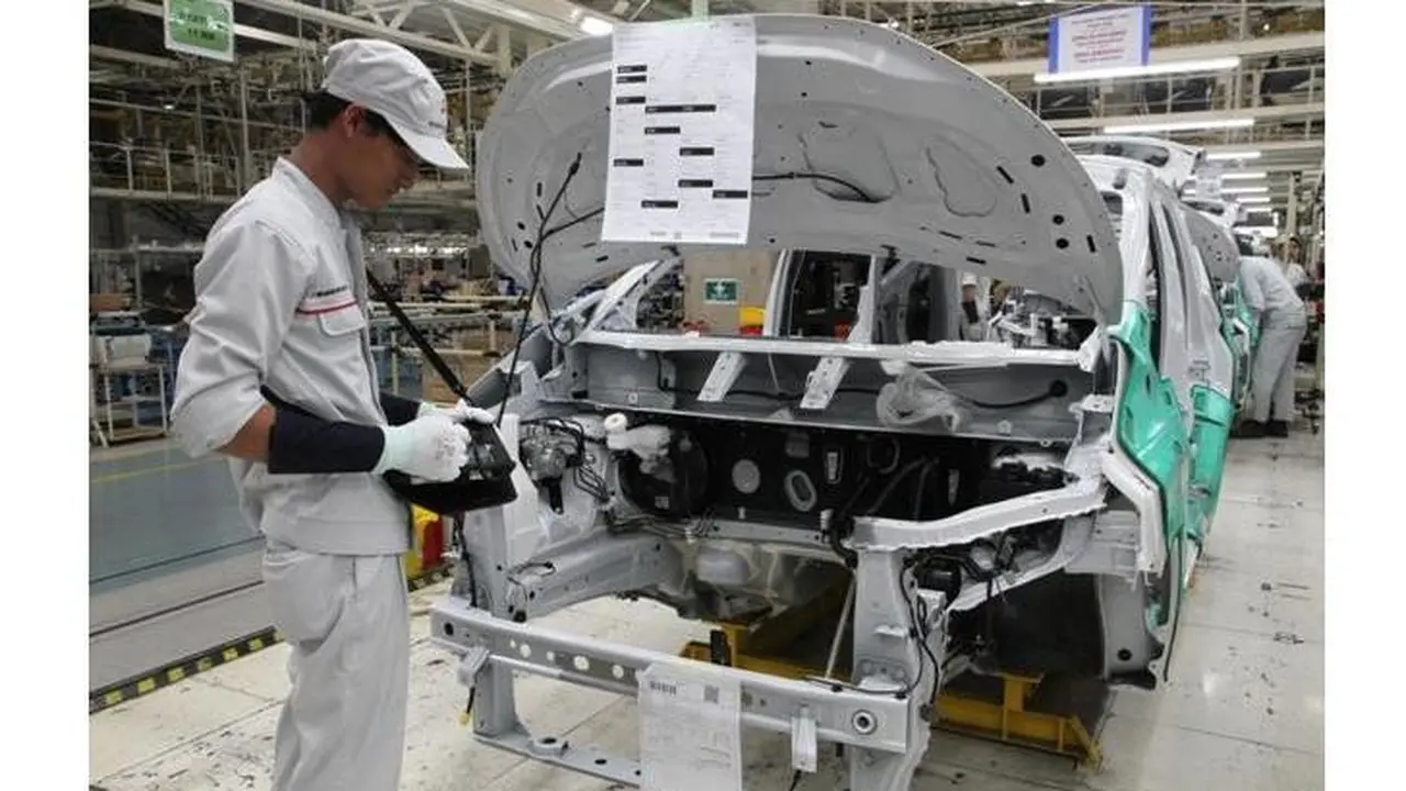 Seorang pekerja di pabrik Mitsubishi di Bekasi