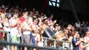 Para suporter RB Salzburg meramaikan suasana stadion dengan menabuh drum sepanjang laga. (Bola.com/Reza Khomaini)