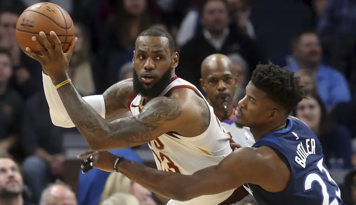 Pemain Cleveland Cavaliers, LeBron James (kiri)  Minnesota Timberwolves, Andrew Wiggins pada laga NBA basketball game di Target Center, Minneapolis, (8/1/2018). Minnesota menang 127-99. (AP/Jim Mone)