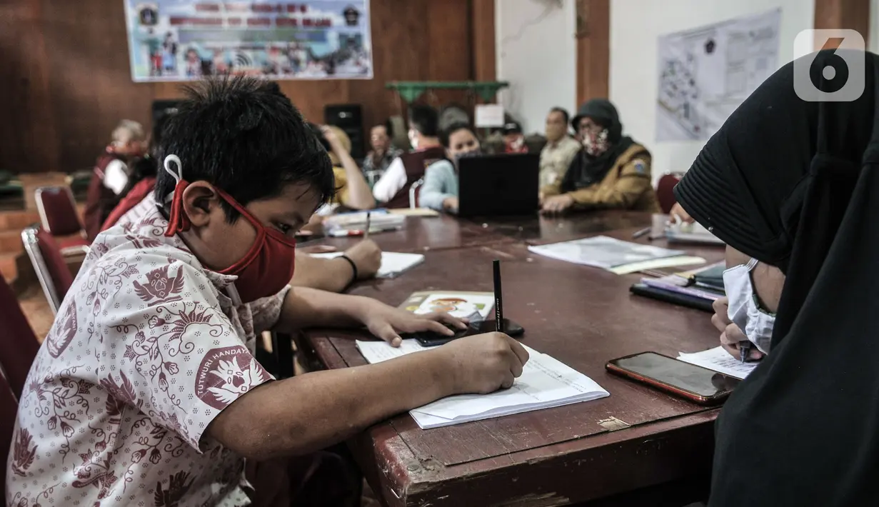 Siswa menggunakan fasilitas wifi saat mengikuti pembelajaran jarak jauh di Balai Warga Kelurahan Kuningan Barat, Mampang Prapatan, Jakarta, Kamis (27/8/2020). Kelurahan Kuningan Barat menyediakan fasilitas wifi gratis yang dapat digunakan para siswa. (merdeka.com/Iqbal S. Nugroho)