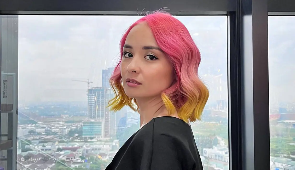 Selain merah, sebelumnya ia tampil dengan warna rambut yang lebih sofr seperti warna pink. Namun tentunya masih terlihat jelas bahwa warna ini cukup dominan. Mengganti warna rambut secara berkala, ia pun kerap menuai banyak pujian. (Liputan6.com/IG/@joannaalexandra)