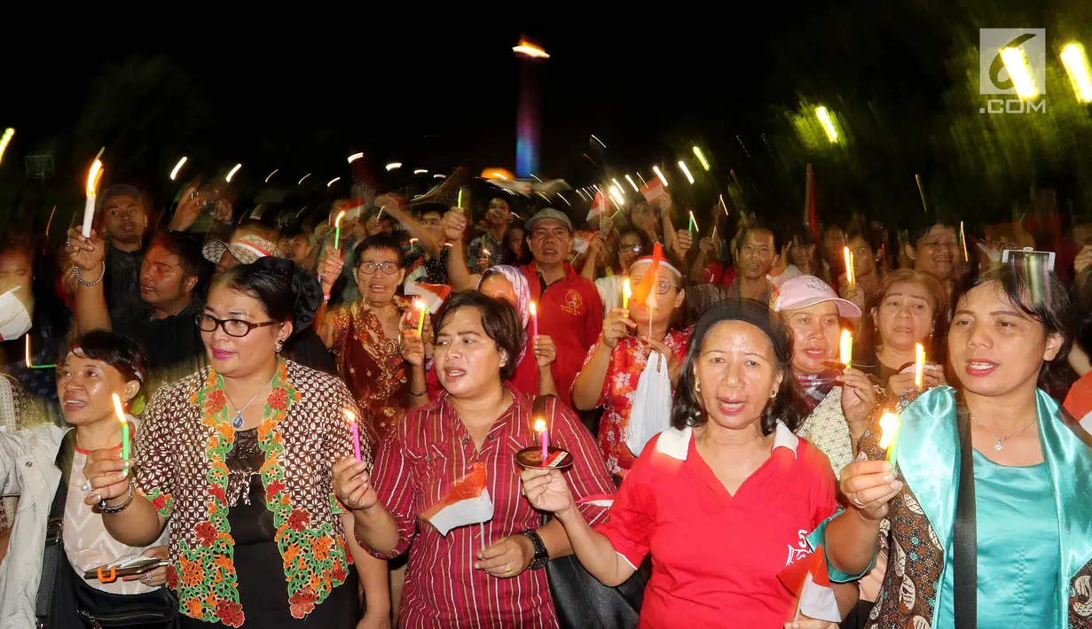 Masyarakat yang tergabung dalam Silent Majority Forum melakukan aksi damai dengan menyalakan lilin di Silang Monas, Jakarta, Kamis (1/6). Mereka mengutuk dengan keras segala bentuk intoleransi, radikalisme, terorisme, dan intimidasi.(Liputan6/JohanTallo)