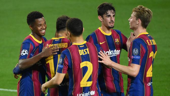 Pemain Barcelona merayakan gol yang dicetak Ansu Fati ke gawang Ferencvaros pada matchday 1 Grup G Liga Champions 2020/2021 di Camp Nou, Rabu (21/10/2020) dini hari WIB. Barcelona menang 5-1 atas Ferencvaros. (AFP/Lluis Gene)