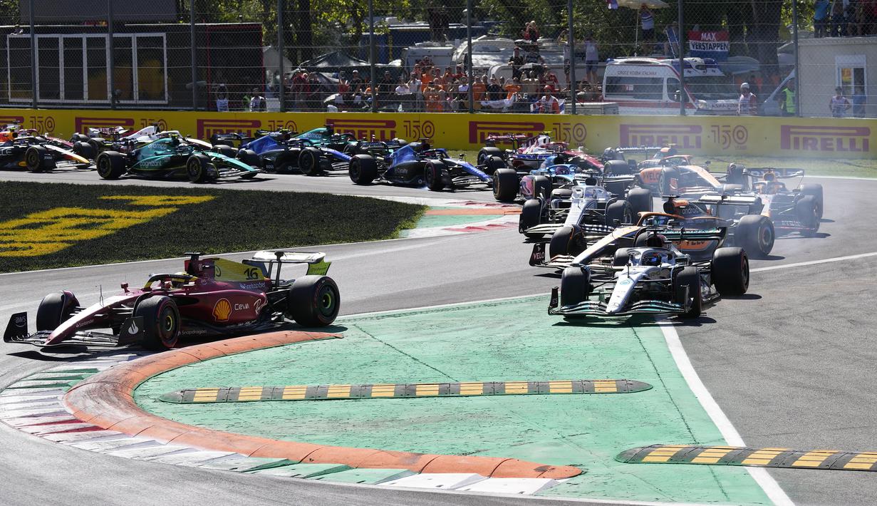 Usai start, Charles Leclerc sebagai pemegang pole position dan di klasemen umum menempati posisi runner-up di bawah Max Verstappen langsung memimpin lomba yang berlangsung dalam durasi 53 lap. (AP/Antonio Calanni)