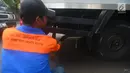 Petugas melakukan uji emisi gas buang kendaraan di Kalibata, Jakarta, Rabu (24/7). Uji emisi kendaraan di lakukan untuk kadar kualitas udara perkotaan, seiring meningkatnya volume kendaraan bermotor di kota-kota besar. (Merdeka.com/Imam Buhori)