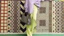 Agar gaya makin kece, coba padukan kemeja warna ungu muda dengan wide leg pants warna hijau stabilo. Dijamin makin stand out! (Instagram/viratandia).