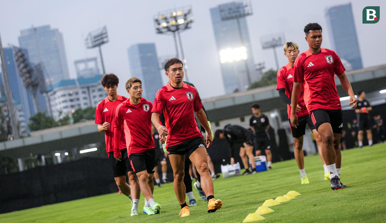 <p>Sejumlah pemain Jepang melakukan latihan perdana menjelang laga putaran ketiga Kualifikasi Piala Dunia 2026 melawan Timnas Indonesia yang berlangsung di Lapangan A, kompleks SUGK, Senayan, Jakarta, Senin (11/11/2024). Lima pemain tersebut adalah Yuto Nagatomo, Sakine Hiroki, Kota Takai, Ritsu Doan, dan Joel Chima Fujita. (Bola.com/Bagaskara Lazuardi)</p>