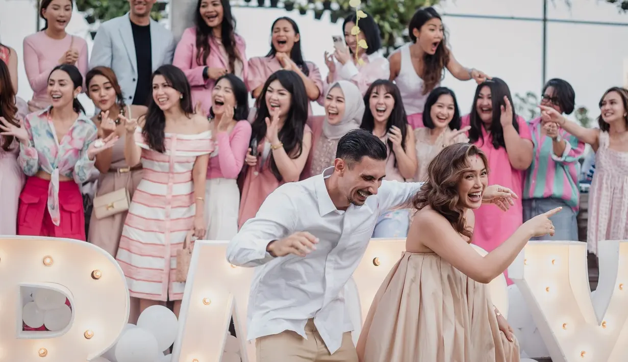 Jadi, dia sangat bersyukur setelah tahu anak ketiganya berjenis kelamin perempuan. "Tapi Tuhan kasih seorang anak perempuan sebagai anugrah Indah luar biasa," ungkapnya. (Foto: Instagram/ inijedar)