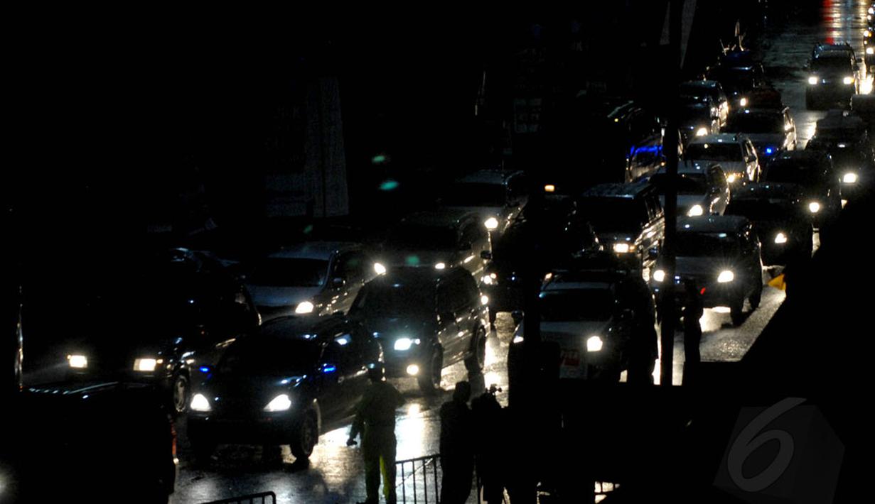 Hingga larut malam, kepadatan kendaraan di pintu keluar tol Cikampek menuju jalur Pantai Utara pulau Jawa, (27/7/2014), belum mampu terurai. (Liputan6.com/Miftahul Hayat) 