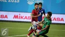 Gelandang timnas Indonesia U-23, Ahmad Nufiandani (kiri) gagal mengecoh penjaga gawang Filipina, Florencio Jr di penyisihan Grup A Sea Games 2015 di Stadion Jalan Besar, Singapura, Selasa (9/6/2015). Indonesia unggul 2-0. (Liputan6.com/Helmi Fithriansyah)