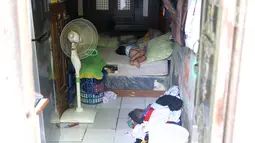 Seorang anak tidur di dalam rumahnya di Gang Sekretaris, RT 015/RW 007 Tanjung Duren Utara, Jakarta Barat , Selasa (8/10/2019). Warga di kawasan ini tak memiliki septic tank sehingga hajat yang dibuang langsung mengalir ke kali yang bersebelahan dengan tempat tinggal. (Liputan6.com/Herman Zakharia)