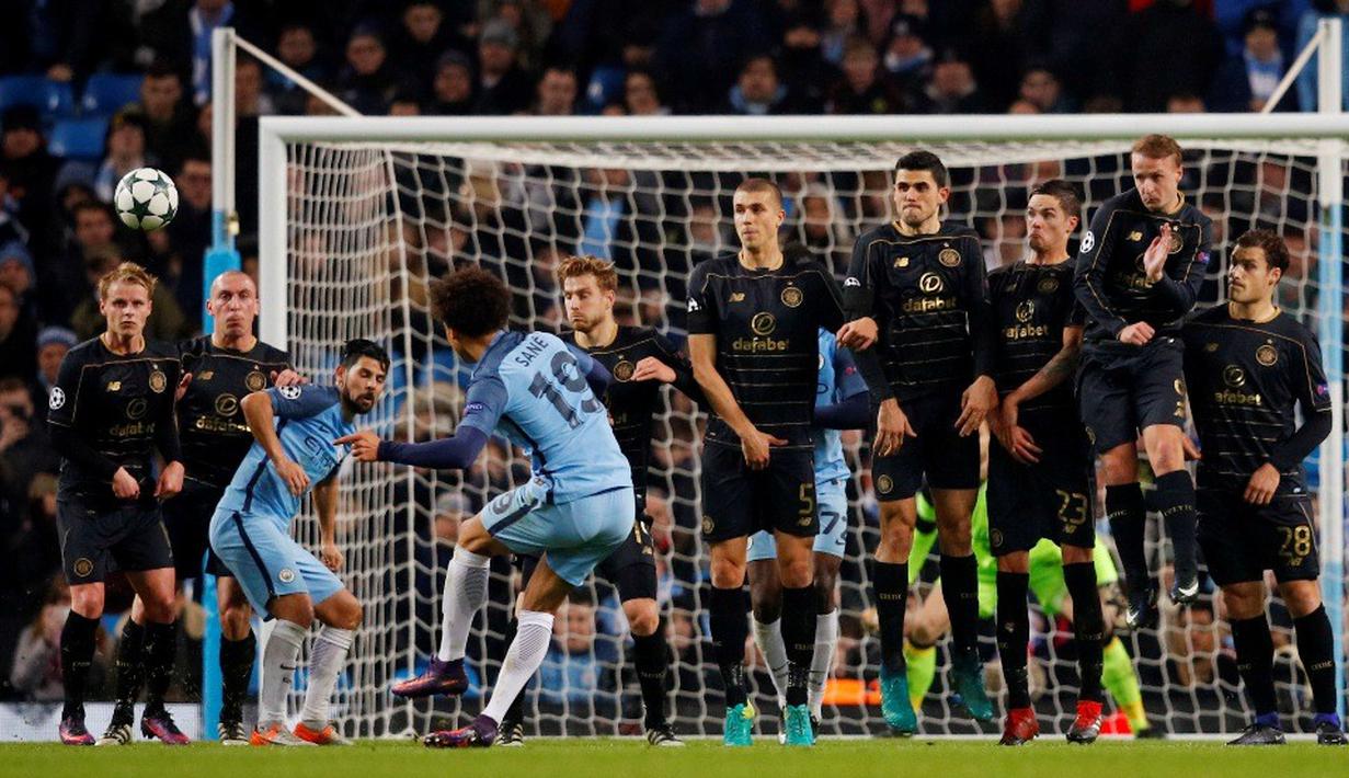 Tendangan bebas pemain Manchester City, Leroy Sane, berusaha menembus pertahanan pemain Celtic. (Reuters/Phil Noble)