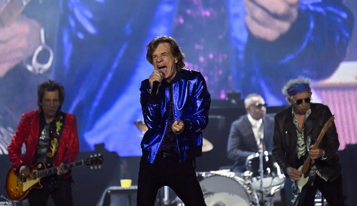 Band rock Inggris The Rolling Stones tampil pada konser Stones Sixty European Tour di Veltins Arena, Gelsenkirchen, Jerman, 27 Juli 2022. The Rolling Stones akan bermain di seluruh Eropa musim panas ini untuk merayakan 60 tahun spesial bersama – Mick, Keith, dan Ronnie. (INA FASSBENDER/AFP)