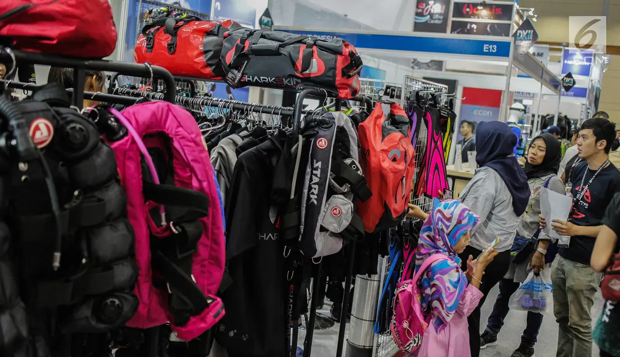 Pengunjung melihat-lihat aneka barang dalam pameran Deep and Extreme Indonesia (DXI) 2019 di Jakarta, Kamis (4/4). Ini merupakan tahun ke-13 penyelenggaraan Deep and Extreme Indonesia. (Liputan6.com/Faizal Fanani)