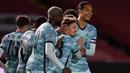 Pemain Liverpool merayakan gol yang dicetak Xherdan Shaqiri ke gawang Lincoln City pada laga babak ketiga Piala Liga Inggris di Sincil Bank Stadium, Jumat (25/9/2020). Liverpool menang telak 7-2 atas Lincoln. (AFP/Peter Powell/pool)
