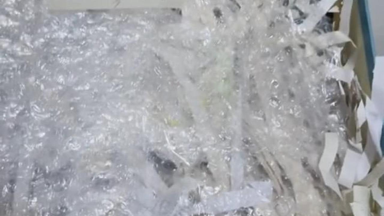 Saat dibuka, tampak souvenir ini dilengkapi bubblewrap dan potongan kertas untuk mengamankan souvenir yang memakai material kaca dari benturan agar tidak pecah.