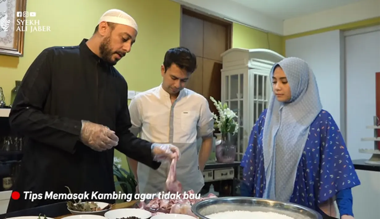 Syeh Ali Jaber Masak bareng Raffi Ahmad dan Nagita Slavina (Youtube/Syekh Ali Jaber)