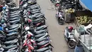 Seorang pedagang melewati lokasi parkir PD Pasar Jaya Tanah Abang, Jakarta, Senin (1/8). Mulai Agustus, Pemprov DKI melalui Badan Layanan Umum Daerah (BLUD) Perparkiran mengambil alih pengelolaan parkir 15 pasar PD Pasar Jaya. (Liputan6.com/Yoppy Renato)