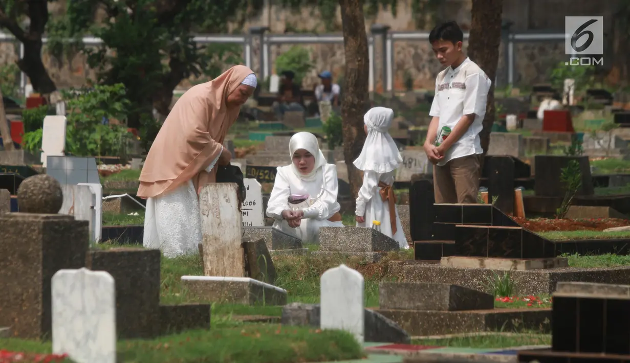 <p>Warga berdoa saat berziarah di TPU Karet Pasar Baru Barat, Jakarta, Sabtu (16/6). Ziarah kubur atau "nyekar" pada hari raya lebaran merupakan salah satu tradisi umat muslim untuk mendoakan sanak keluarga yang meninggal dunia. (Liputan6.com/Arya Manggala)</p>