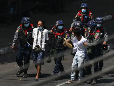 Polisi menangkap orang-orang saat pengunjuk rasa ikut serta dalam unjuk rasa menentang kudeta militer di Yangon, Myanmar, Sabtu (27/2/2021). Negara itu diguncang gelombang protes pro-demokrasi sejak kudeta militer Myanmar menggulingkan kekuasaan Aung San Suu Kyi pada 1 Februari. (Sai Aung Main/AFP)