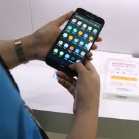 Pegawai mengecek handphone/smartphone di salah satu gerai di Jakarta, Kamis (7/4/2019). Pemerintah tengah menyiapkan kebijakan pemblokiran ponsel ilegal atau black market berdasarkan pada validasi International Mobile Equipment Identity (IMEI). (Liputan6.com/Angga Yuniar)