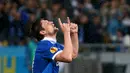 Penyerang Dnipropetrovsk, Yevhen Seleznyov melakukan selebrasi usai mencetak gol di leg kedua semifinal Europa League di NSK Olimpijs'kjv Stadium, Jumat (15/5/2015). Dnipro Dnipropetpovsk menang 1-0 atas Napoli. (REUTERS/Valentyn Ogirenko)