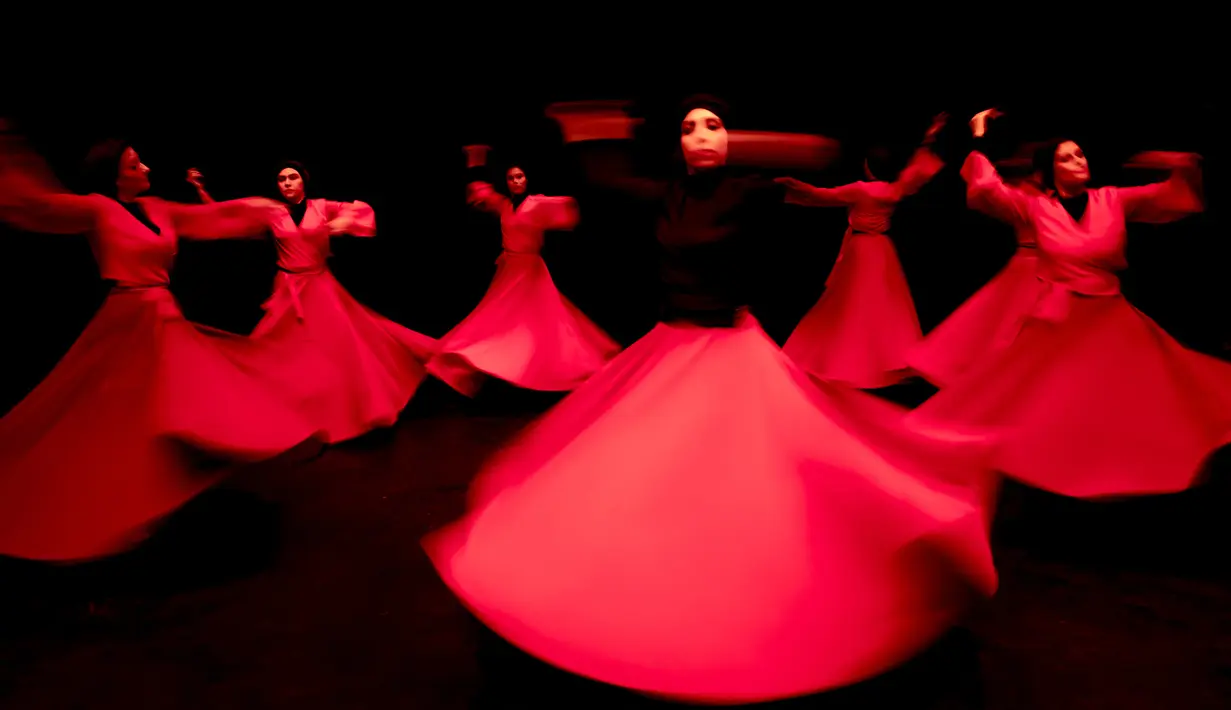 Kelompok seni Khishtan menampilkan tarian Sama atau tarian Sufi di aula teater, Teheran, Iran, 15 Oktober 2021. Sama adalah bentuk ibadah yang populer dalam tasawuf. (AP Photo/Ebrahim Noroozi)